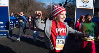 Christmas sweaters: Thousands dash through Prospect Park in Jingle Jog