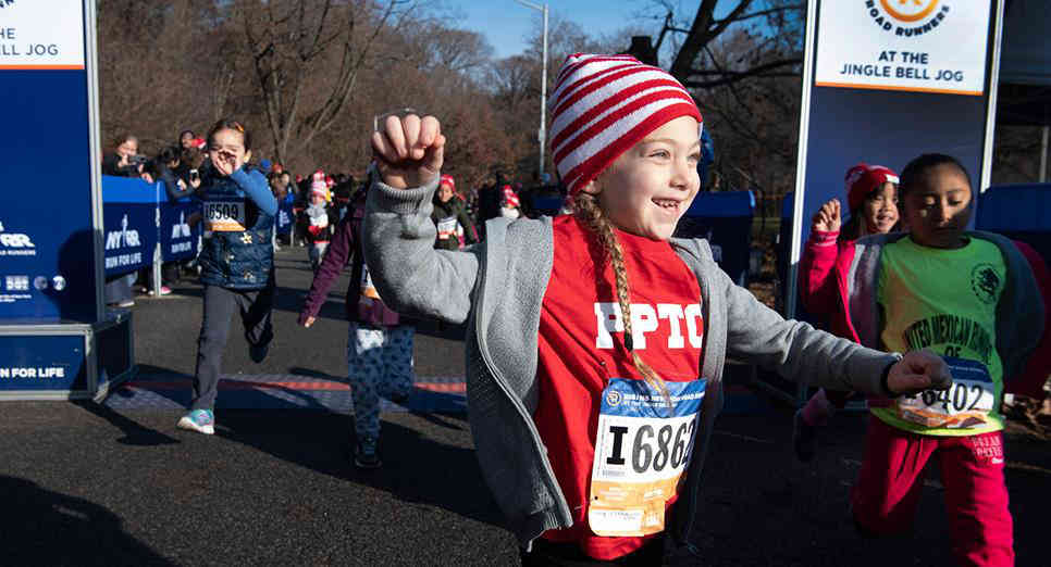 Christmas sweaters: Thousands dash through Prospect Park in Jingle Jog