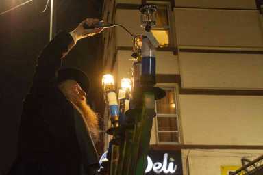 Making light work: Locals come together for W’burg menorah lighting