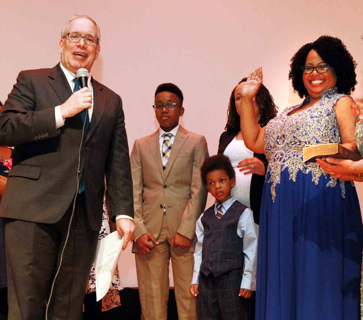 Feting Frontus: Pols, locals toast new Assemblywoman at Brighton Beach swearing-in ceremony