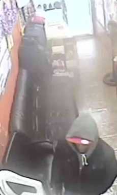 Cops: Pint-sized perp robs Crown Heights beauty salon