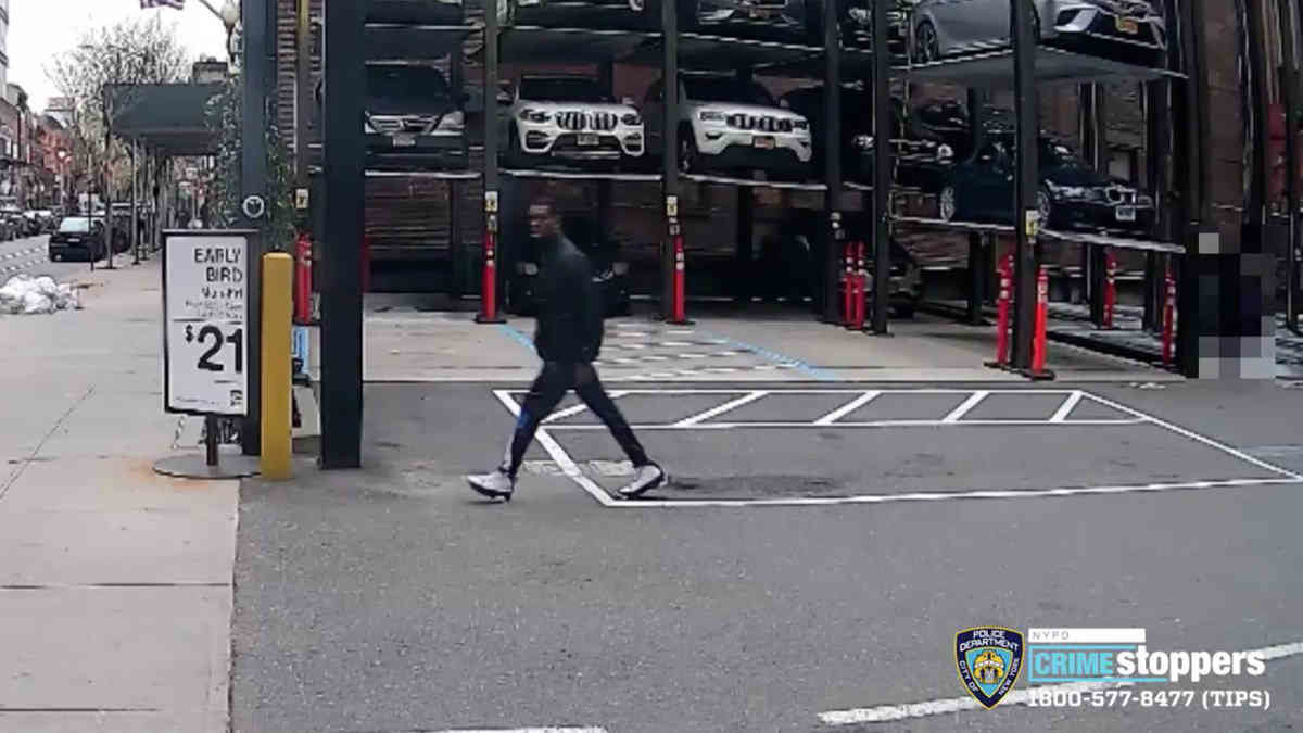 Man robs two women inside Downtown bank