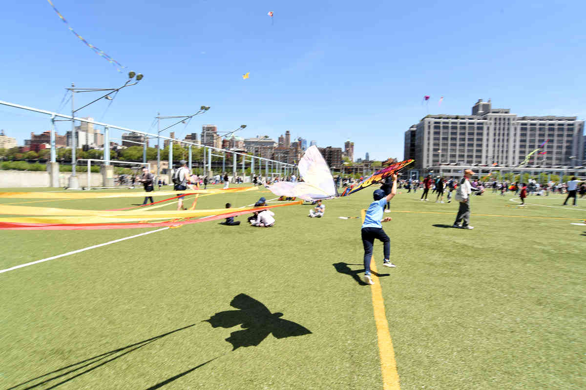 Lifting off: Families enjoy high-strung day of fun at Brooklyn Bridge Park kite festival