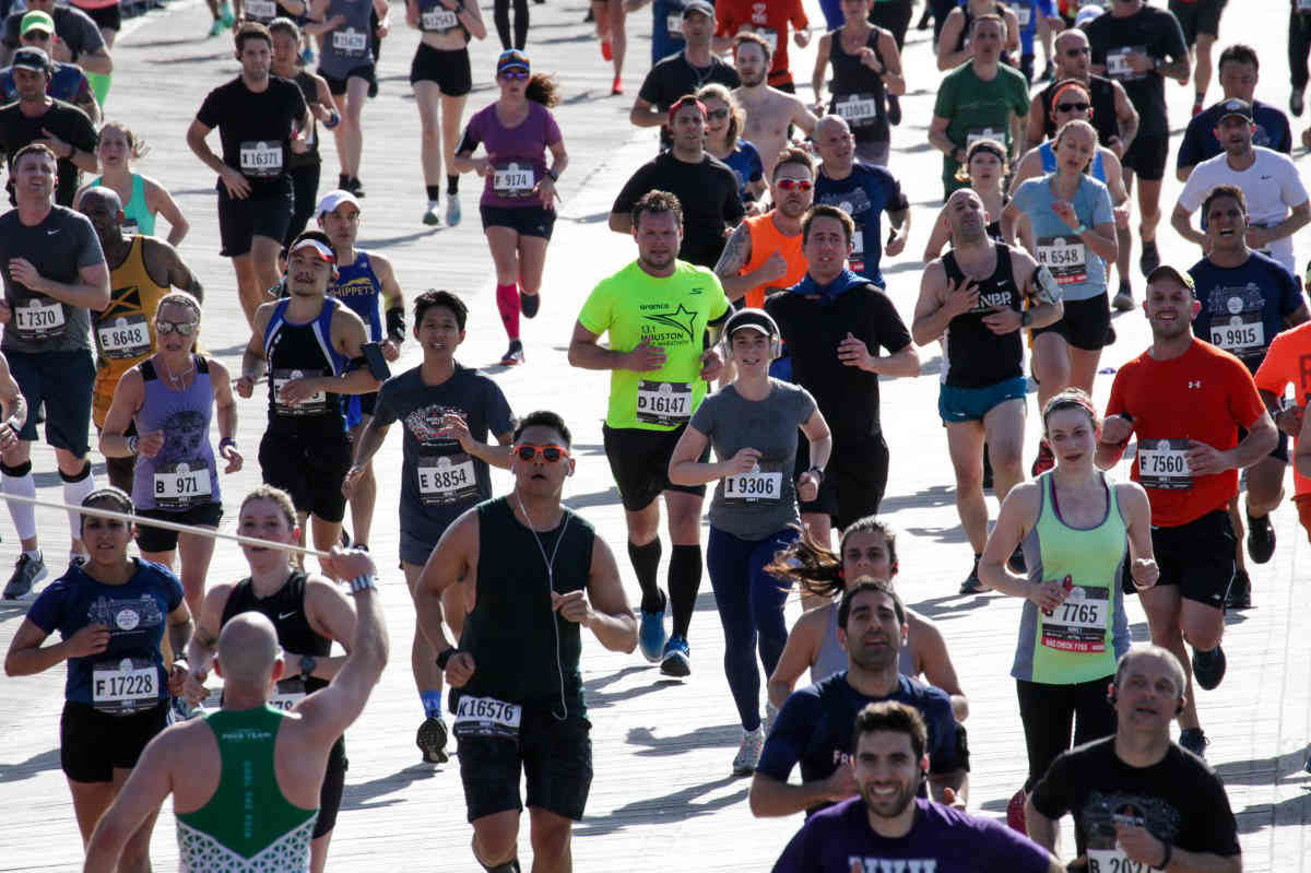 Run in the sun: Runners endure 13.1 miles of fun during Brooklyn Half Marathon