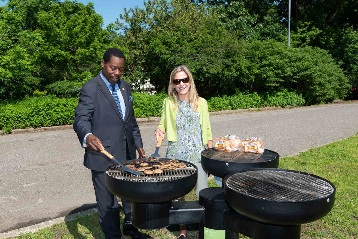 Bank Goneryl Gentleman Hot dog! Prospect Park's east side acquires some much needed grills •  Brooklyn Paper