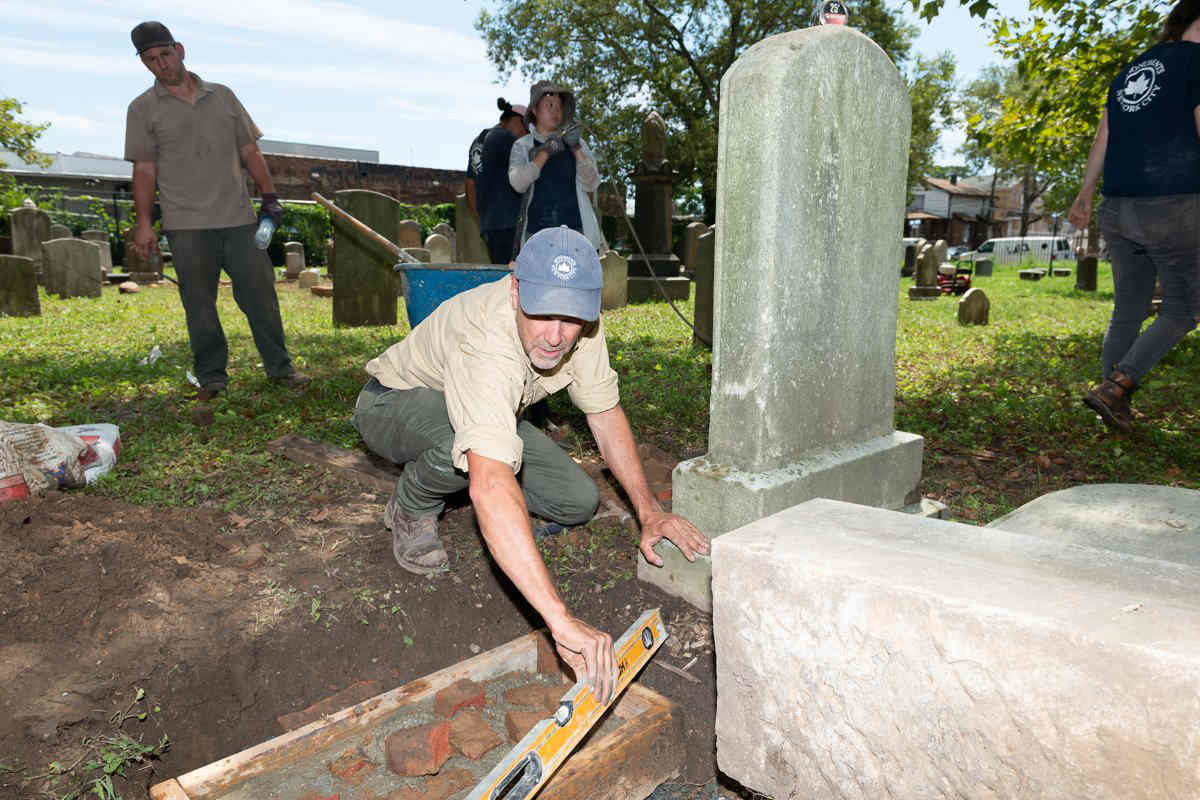 Conservationists work to restore oldest tombstones in NYC • Brooklyn Paper