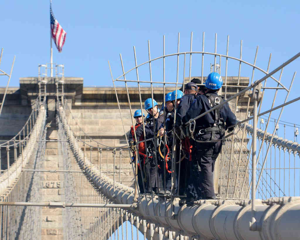 Cops scale Brooklyn Bridge in emergency exercise