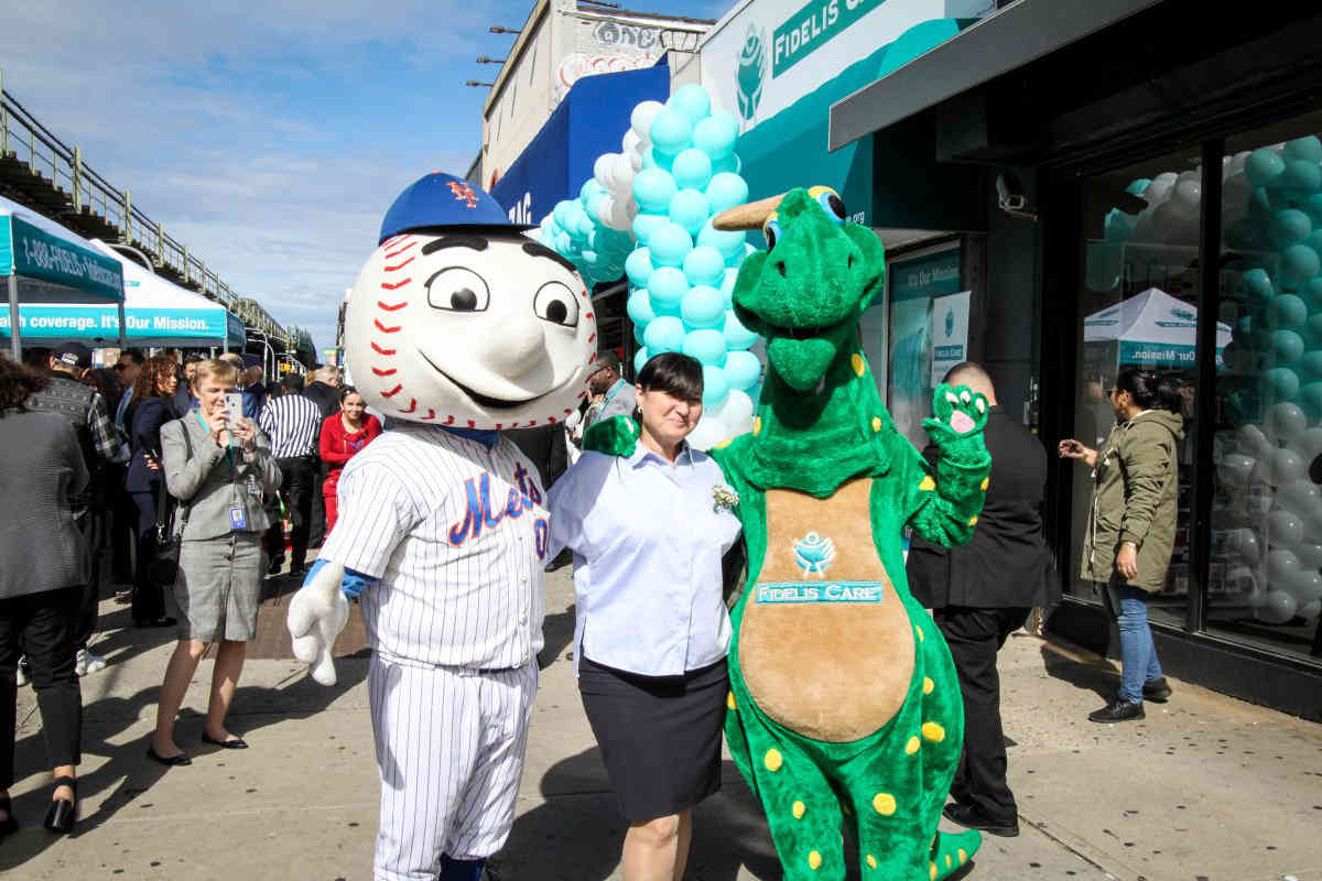 They met the Met! Mr. Met on hand for Bensonhurst ribbon cutting