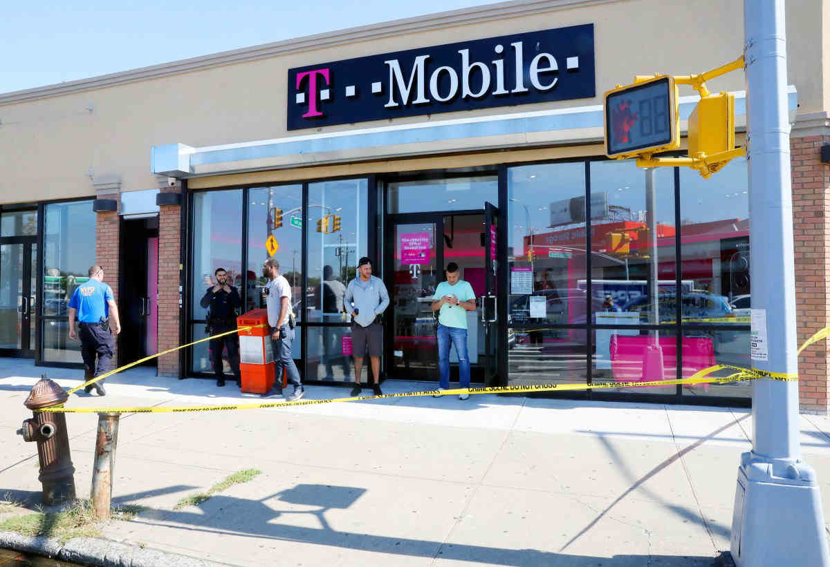 Bad Signal: Gun-wielding robbers loot Flatlands cell phone store