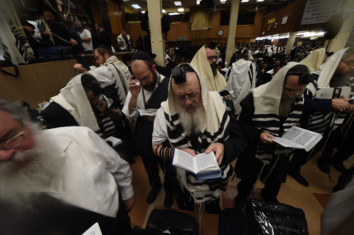 Thousands of rabbis gather for ‘class photo’ at Crown Heights synagogue
