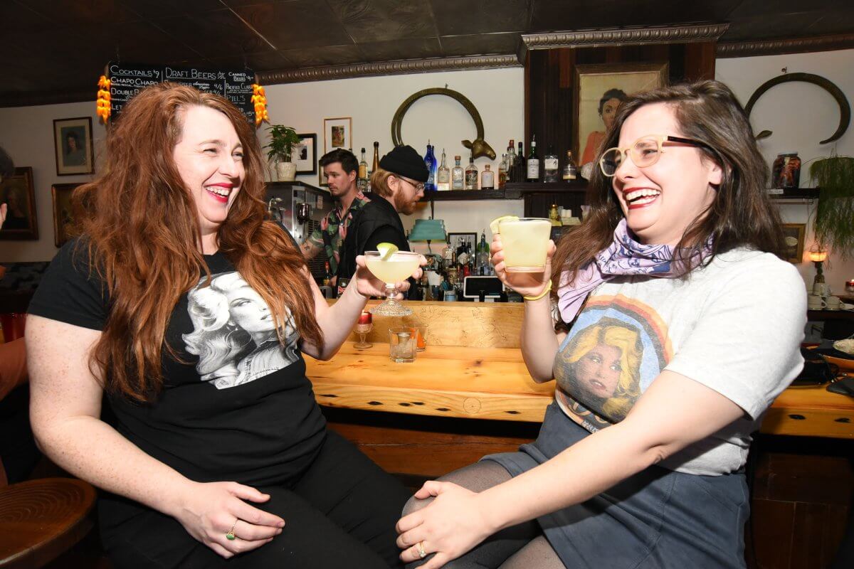 Hello, Dolly’s! Dolly Parton cover band reviews new Dolly Partonthemed