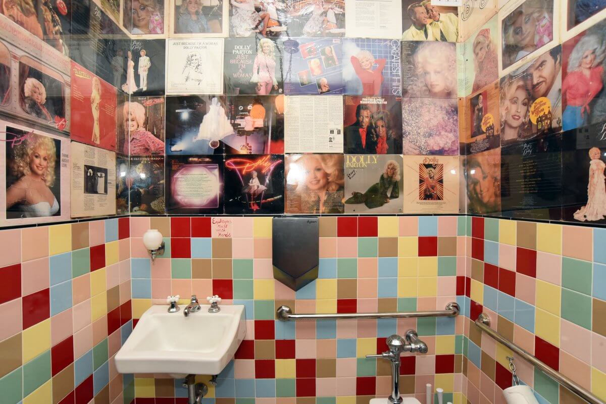 Hello, Dolly’s! Dolly Parton cover band reviews new Dolly Partonthemed