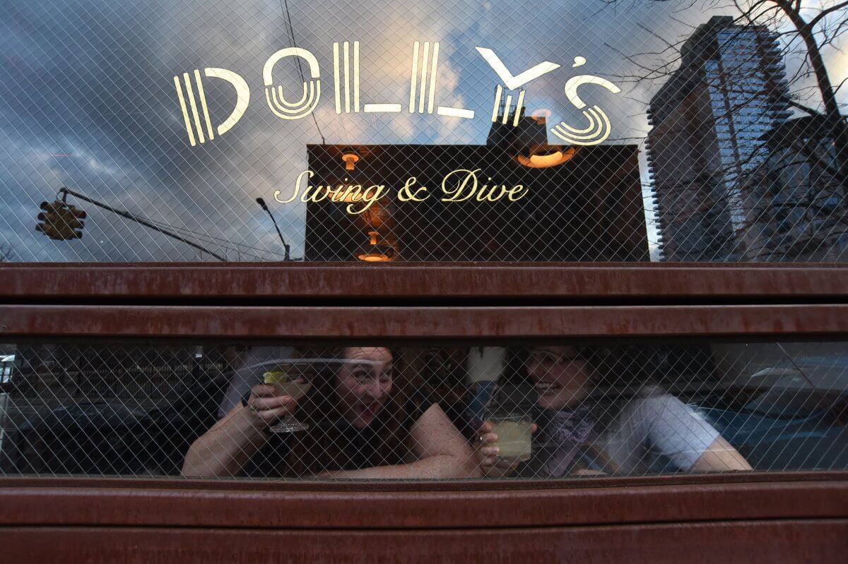 Hello, Dolly’s! Dolly Parton cover band reviews new Dolly Partonthemed