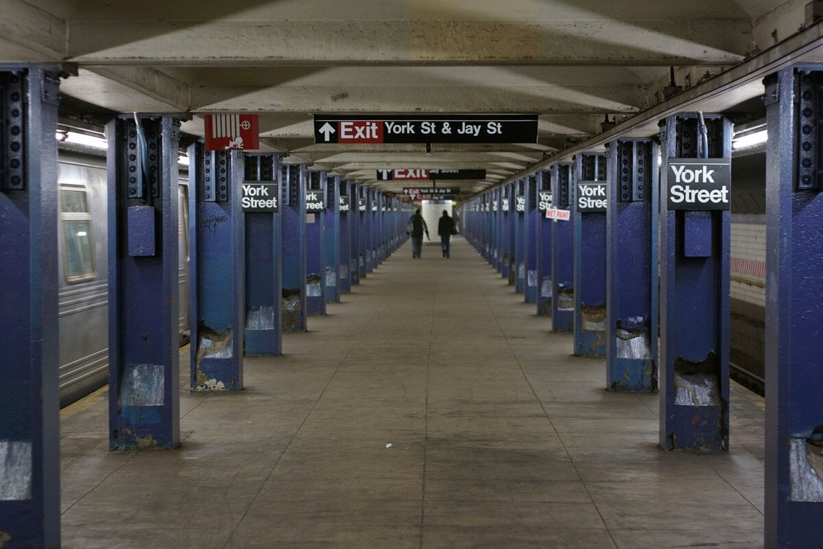 1620px-NYCS_IND_6thAve_YorkStreet (1)