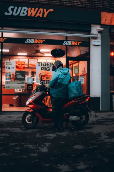 picture of a subway sandwich restaurant