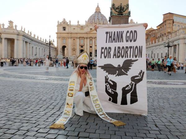 2021_March_Artists_Eye_VivaRuiz_TGFA_Vaticano1_2000w_600_450