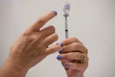 2022-01-10T164043Z_1_LYNXMPEI090OR_RTROPTP_4_HEALTH-CORONAVIRUS-USA-VACCINES-1200×800-1