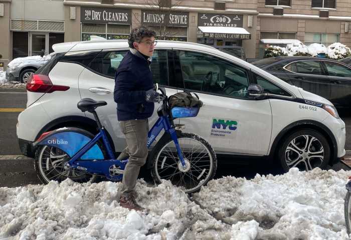 lincoln restler wrangles a citibike during the schermerhorn challenge
