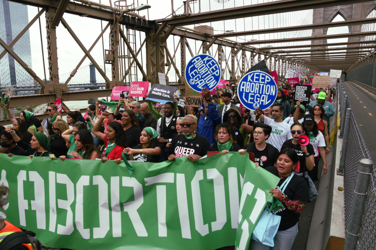 march for abortion at brooklyn bridge