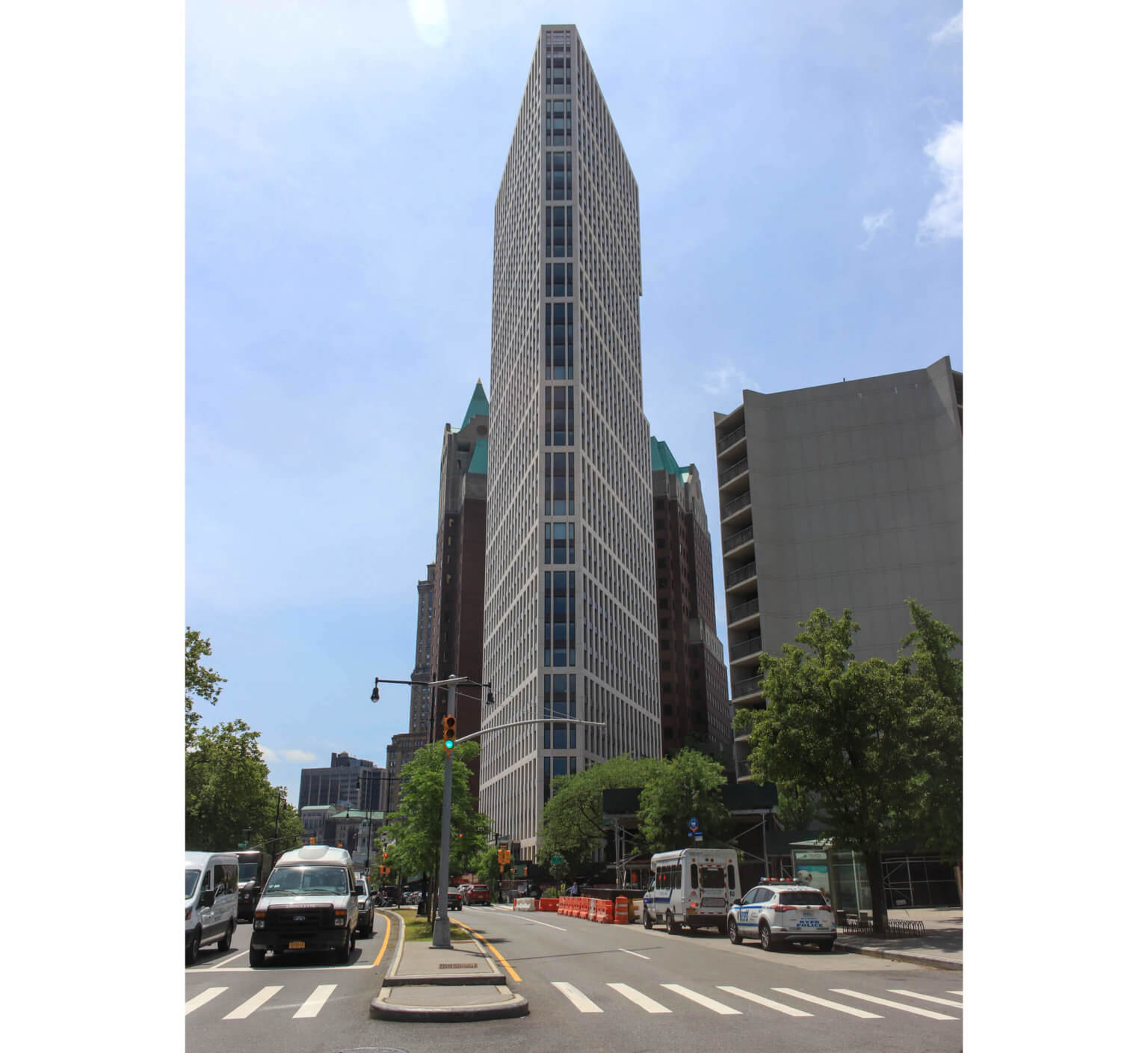 new-brooklyn-heights-library-opens-in-sleek-new-digs-on-cadman-plaza