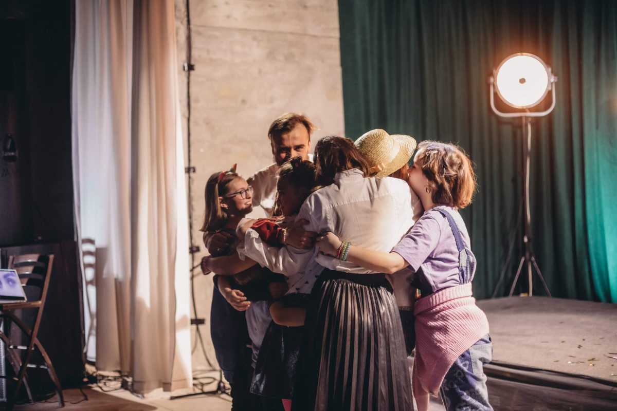 Oleg Oneshchak hugs actors before "mom on skype"
