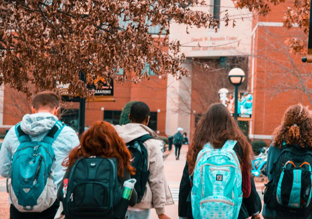kids in backpacks maget school