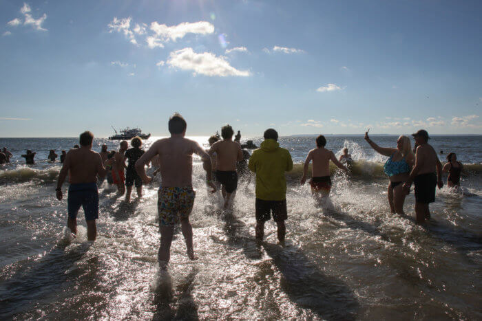 people run into waves at polar plunge