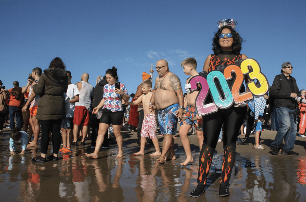 PHOTOS: Thousands 'wash off the old year' at 120th annual Coney Island  Polar Bear Plunge • Brooklyn Paper