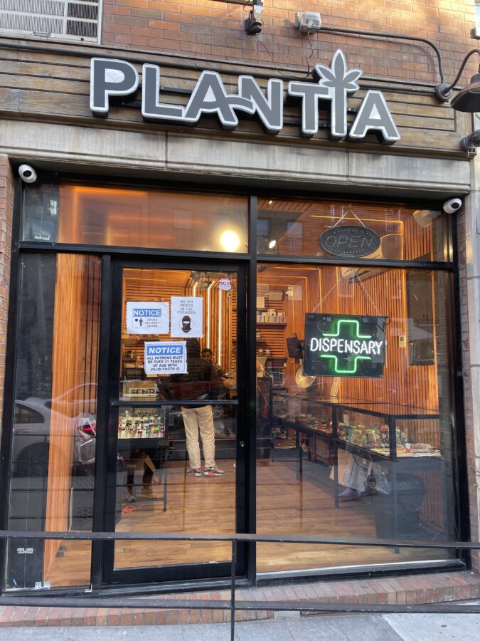 Gunman loots Prospect Heights smoke shop ??? Brooklyn Paper