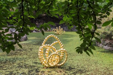 Jean-Michel Othoniel, view of Treasure Gardens at Seoul Museum of Art and Imperial Palace Garden, Seoul, South Korea, 2022.