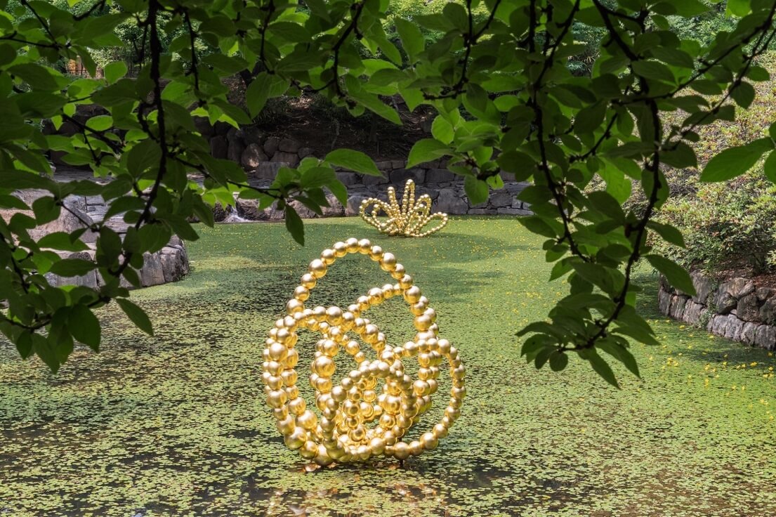 Jean-Michel Othoniel, view of Treasure Gardens at Seoul Museum of Art and Imperial Palace Garden, Seoul, South Korea, 2022.