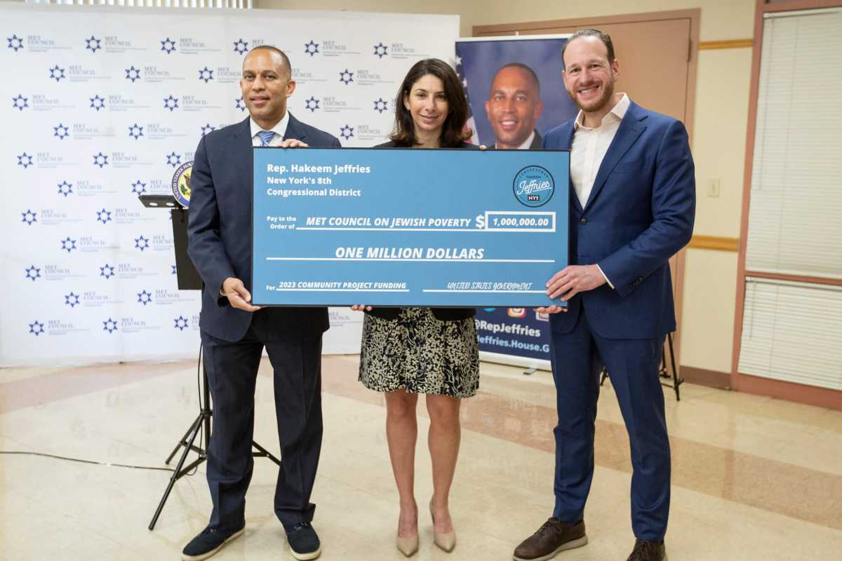 hakeem jeffries with met council check