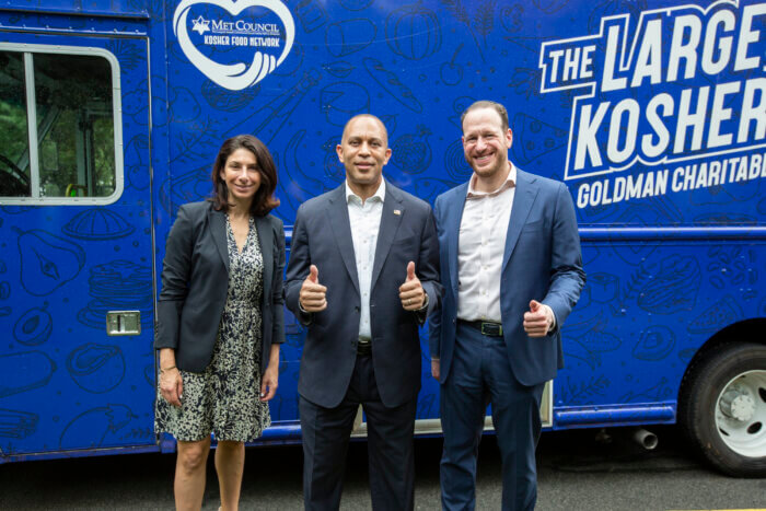 hakeem jeffries with met council officials