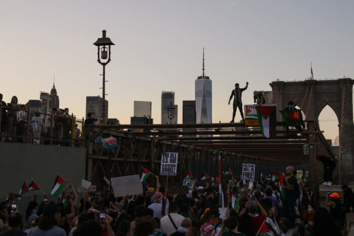 protestors on Brooklyn Bridge
