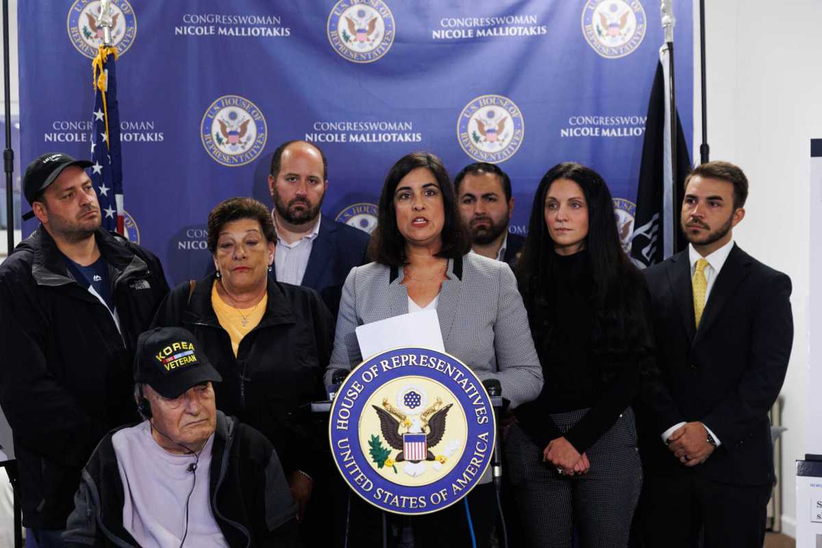 politicians at staten island migrant shelter