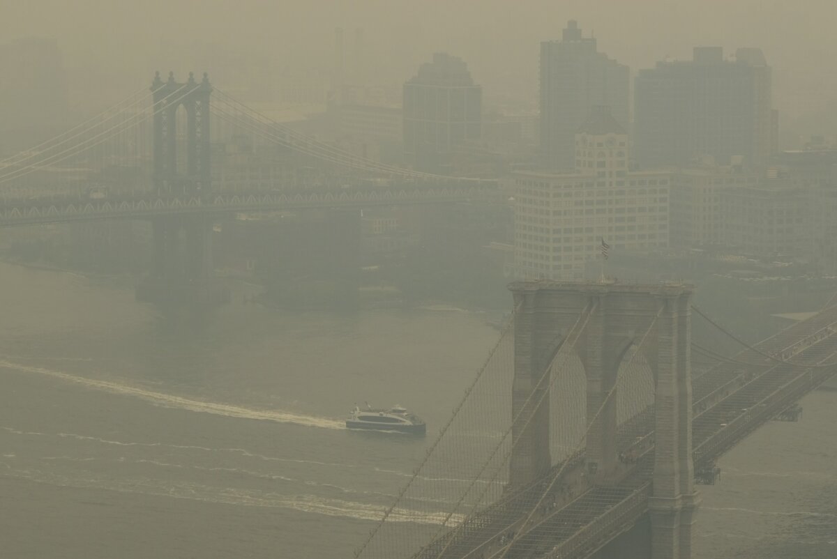 smoky view of brooklyn bridge air quality day