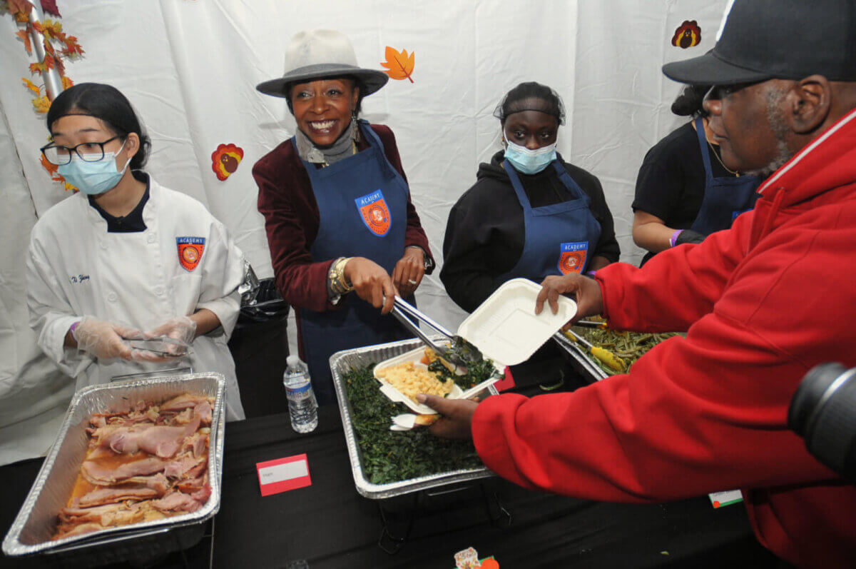 volunteer at Thanksgiving meal
