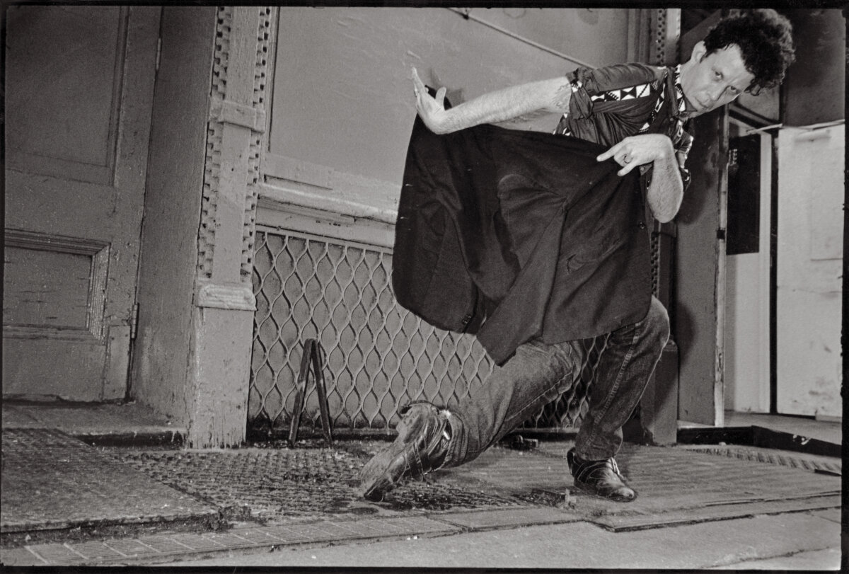 Sylvia Plachy photographed music composer Tom Waits in 1985