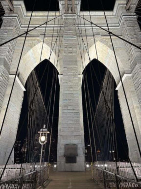 The Brooklyn Bridge’s arches illuminated through NYC DOT’s new lighting system.