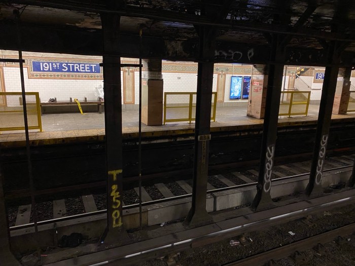 subway platform barriers