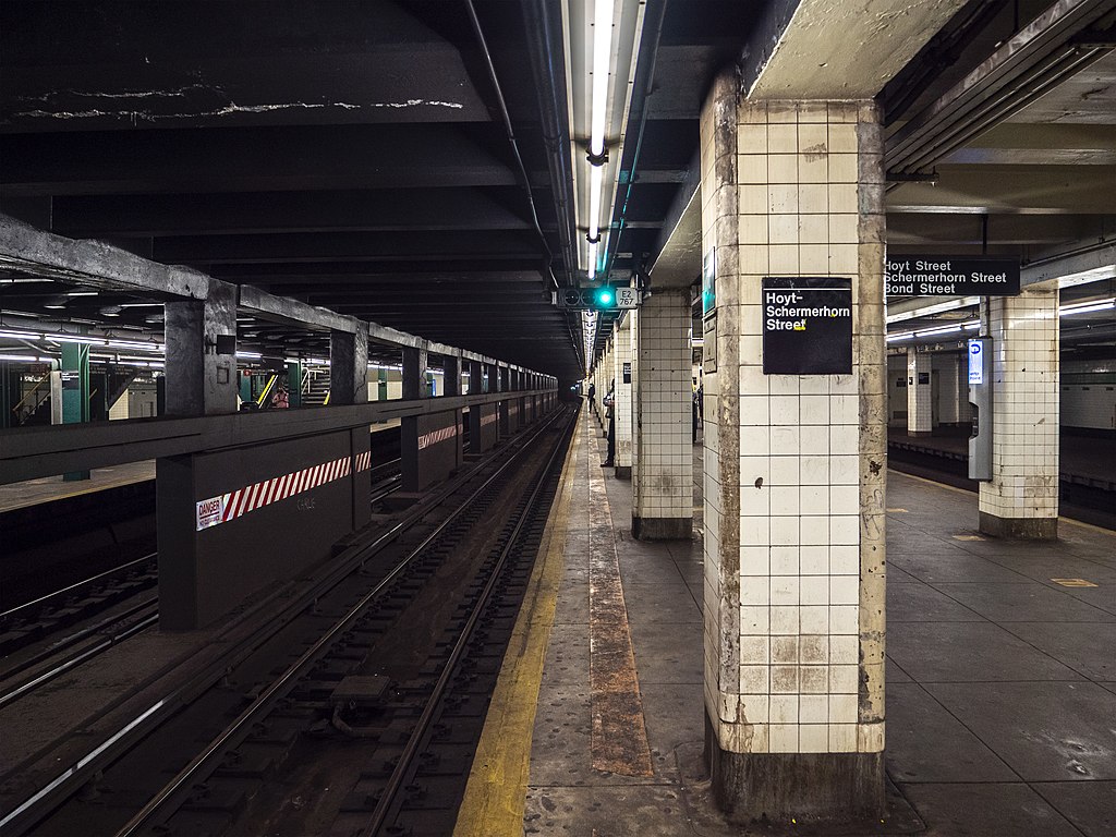 IND_Crosstown-Fulton_Hoyt-Schermerhorn_Streets_Queens-bound_Platform