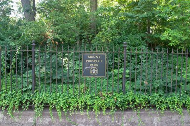 Mount_Prospect_Park_sign_on_fence,_street_level