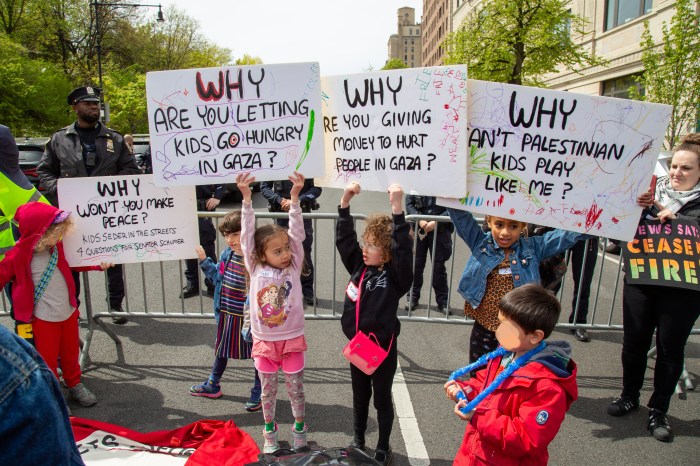children holding ceasefire signs