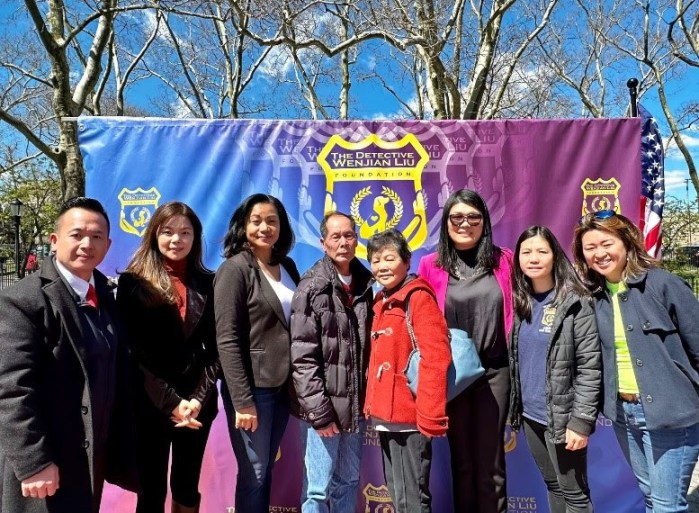 susan zhuang with family of Wenjian Liu