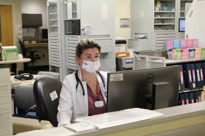 south brooklyn health nurse at desk