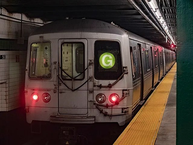 g train in station