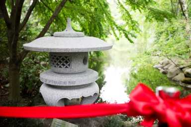 The peace lantern features a message of hope inscribed in capital letters: “CASTING THE LIGHT OF EVERLASTING PEACE.”