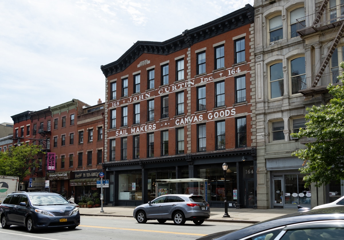 urban-outfitters-brooklyn-166-atlantic-avenue-closed-june2024-sdevries-2