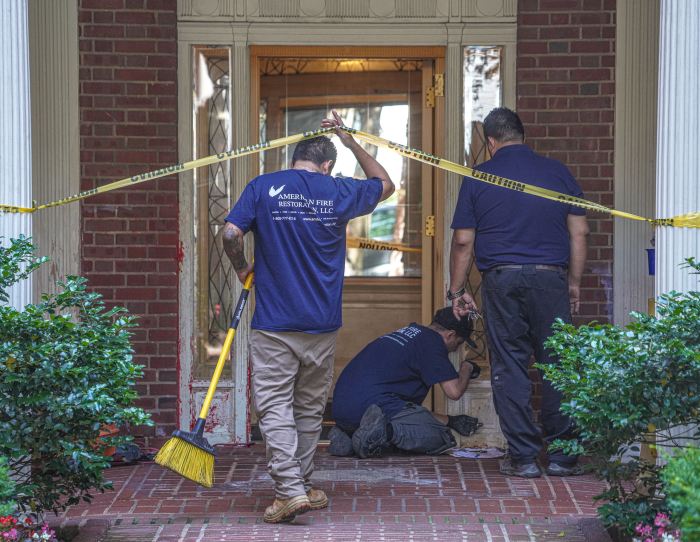anti-semitic vandalism cleanup brooklyn museum