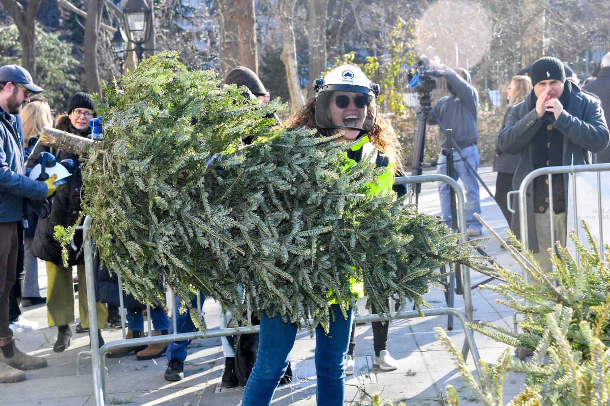 mulchfest 2024 woman with christmas tree
